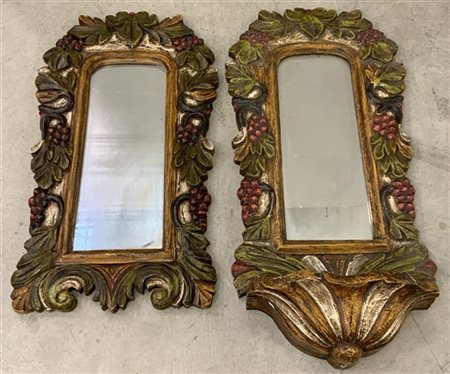 Lotto di due specchiere con cornici in legno intagliato e dipinto a motivi natu