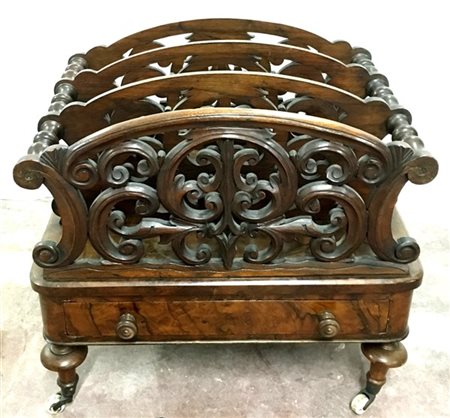 Portariviste lastronato in radica con divisori intagliati e traforati, un casse