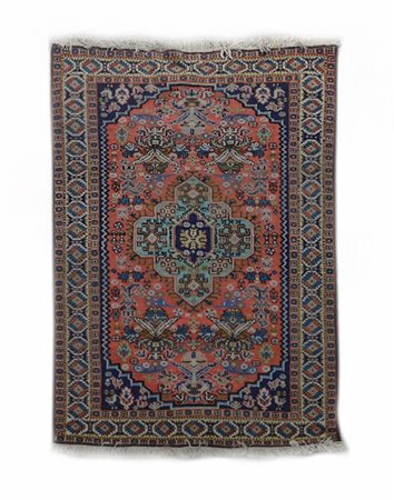 Tappeto Caucasico di moderna manifattura, secolo XX.
Decoro a medaglione azzurr