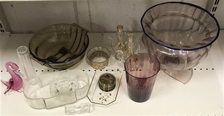 Lotto composto da tredici oggetti in vetro e cristallo di diverse manifatture,