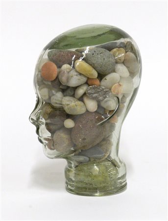 Scultura in vetro raffigurante volto umano, contenente pietre
h cm 28 (difetti)