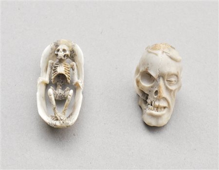 Memento mori;2 lavori in osso, L. 6 cm risp. H. 4 cm