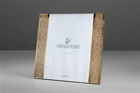 SWAROVSKI
Cornice in metallo decorata con swarovski color oro su due lati, scat