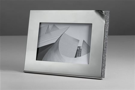 SWAROVSKI
Cornice in metallo color argento decorata con swarovski trasparenti s