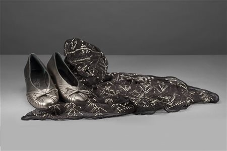 SALVATORE FERRAGAMO 
Lotto composto da una sciarpa in tulle marrone ricamata co