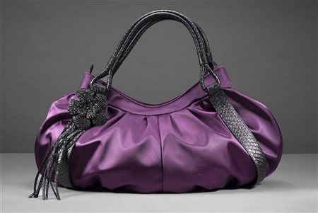 BRACCIALINI
Capiente borsa con doppio manico a spalla in pelle e raso color vio