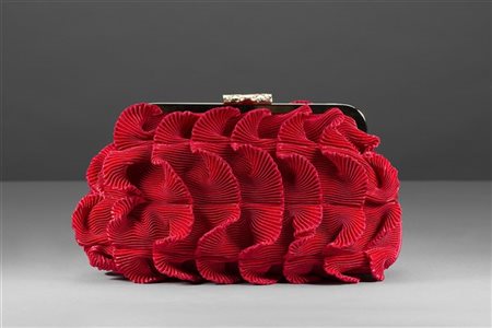 DE WAN
Clutch in seta plissettata con volants, chiusura logata in metallo color