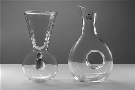Lotto composto da vaso-scultura in vetro e un decanter (cm h max 35)