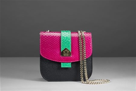 KIM KIM
Borsetta a tracolla in pelle nera con patella in pelle di serpente fucs