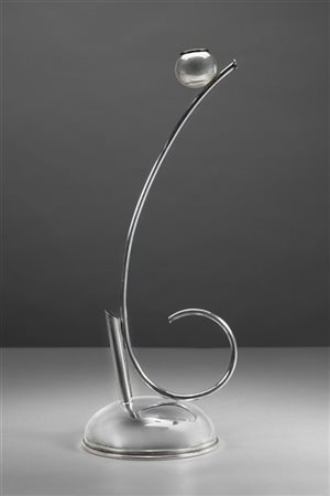 Candeliere in argento con portafiore nella base circolare. Titolo 925. Firenze,