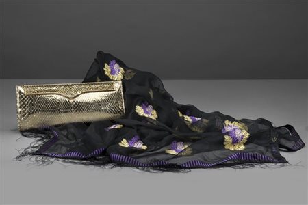 RODO 
Lotto composto da uno scialle in voile ricamato con fiori viola e oro che