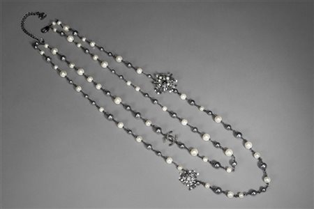 CHANEL 
Lunga collana a catena con perle fancy alternate e fiorni stilizzati in