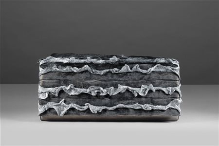 RODO
Pochette in pelle grigio argento con motivo di volants in tulle applicati,