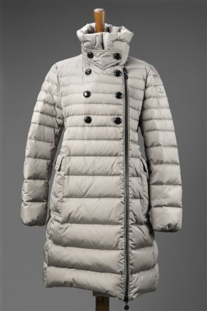MONCLER
Piumino 3/4 color grigio tortora con motivo di bottoni a doppiopetto (t