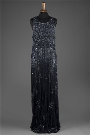 ROMA COUTURE
Vestito nero lungo senza maniche in tulle interamente ricamato con