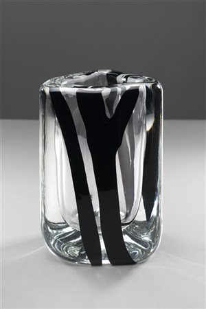 Vaso a sezione triangolare "Black Belt" in vetro soffiato sommerso a fasce nere. Venini,