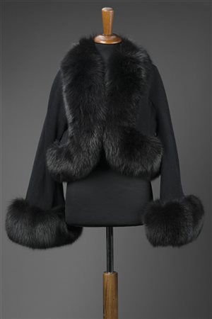 GAI MATTIOLO
Giacchino nero in lana double con bordi in volpe (tg. M)