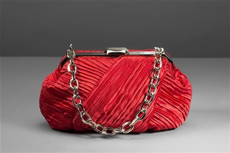 RENE' CAOVILLA 
Borsetta da sera in satin rosso pieghettato con chiusura logata