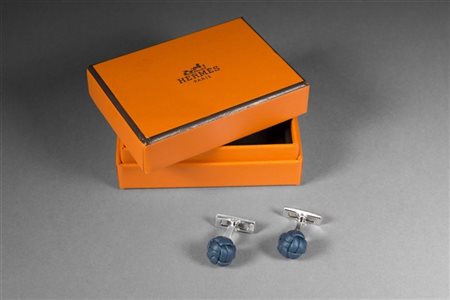 HERMÈS 
Paio di gemelli in metallo color argento con piccola palla in cuoio int