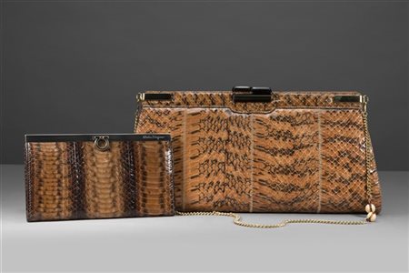 SALVATORE FERRAGAMO e anonimo
Lotto composto da una clutch con tracolla e un po