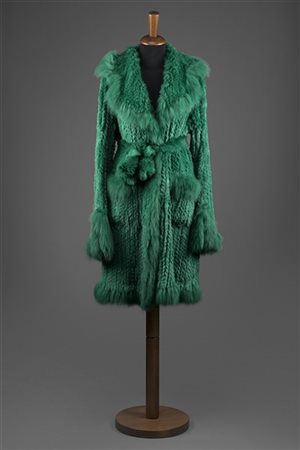 GAI MATTIOLO
Cappotto a vestaglia con particolare lavorazione in lapin color ve