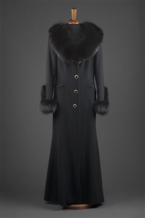 BORSATO
Lungo cappotto nero in lana con collo e polsi bordati in volpe (tg. 44)