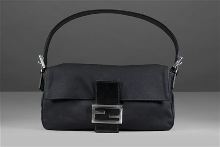 FENDI 
Borsa a spalla in tessuto tecnico nero con fibbia logata in metallo colo