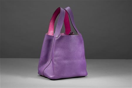 HERMÈS 
Borsa "Picotin" in veau doblis color viola, dettagli fucsia (cm 18)