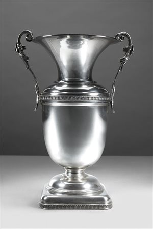 Vaso biansato in argento a corpo liscio poggiante su base quadrata. Ans