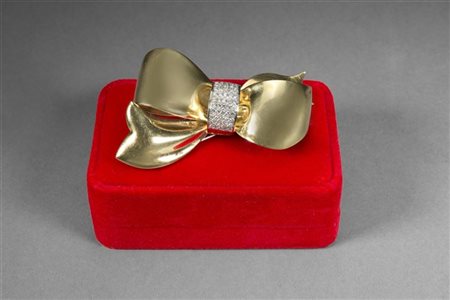 Spilla in oro giallo a fiocco con diamanti per complessivi ct. 2 circa, g. 42,5