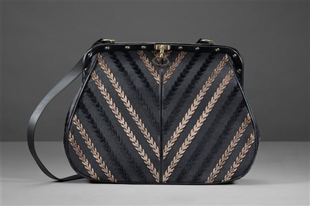 ROBERTA DI CAMERINO 
Borsa a tracolla in pelle nera e tessuto, decoro in vellut