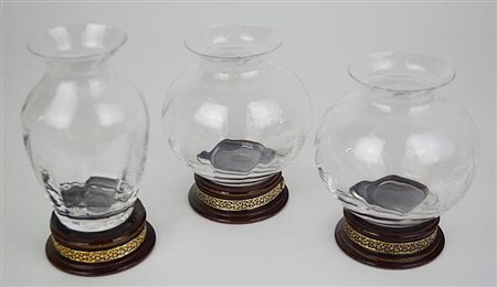 TRE PICCOLI VASI D'ARREDO realizzati in vetro con base lignea cm h 12 circa...