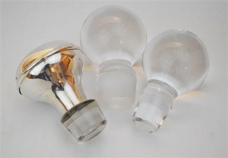 LOTTO DI TRE TAPPI IN VETRO due completamente in vetro ed uno laminato in...