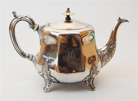 TEIERA IN ARGENTO SHEFFIELD decorata a sbalzo e cesello, al centro un...