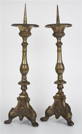 COPPIA DI CANDELIERI secolo XIX basi tripodi con fusti realizzati a cesello e...