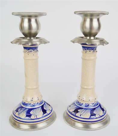 COPPIA DI CANDELIERI realizzati in ceramica decorata e metallo cm h 27 ottime...
