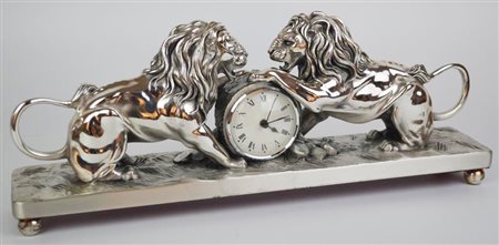 OROLOGIO DA TAVOLO al centro un orologio al quarzo con quadrante circolare in...