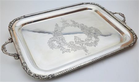 VASSOIO IN ARGENTO SHEFFIELD realizzato con una lavorazione a sbalzo e...