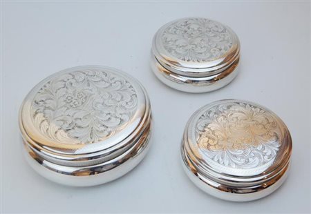 LOTTO DI TRE PORTAGIOIE IN ARGENTO 800 realizzati esternamentente con una...