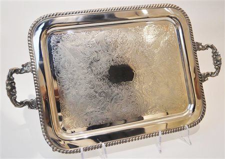 VASSOIO IN ARGENTO SHEFFIELD di forma ovale, cesellato a motivi vegetali e...