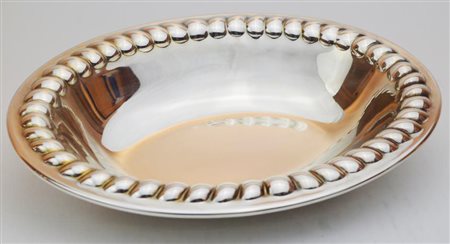 CENTROTAVOLA IN METALLO ARGENTATO, CASSETTI di forma ovale, decorato da un...