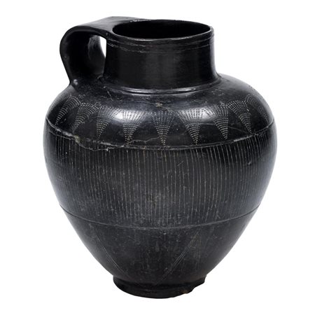 GRANDE OINOCHOE IN BUCCHERO DATAZIONE: VII sec. a.C. MATERIA E TECNICA:...