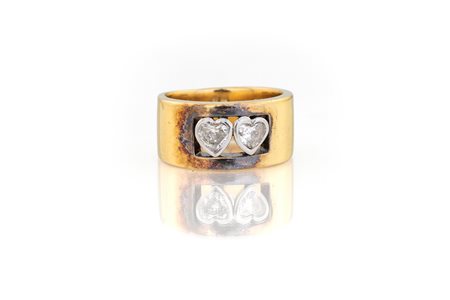 ANELLO A FASCIA CON DIAMANTI A CUORE