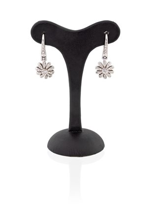 ORECCHINI CON FIORE IN DIAMANTI