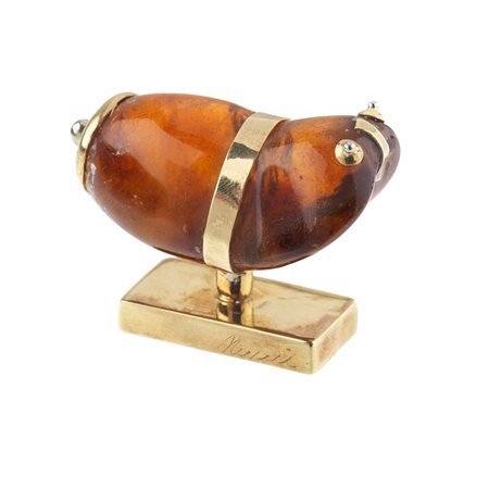 PICCOLA SCULTURA IN AMBRA E ORO GIALLO, 1990 CIRCA raffigurante un animale...