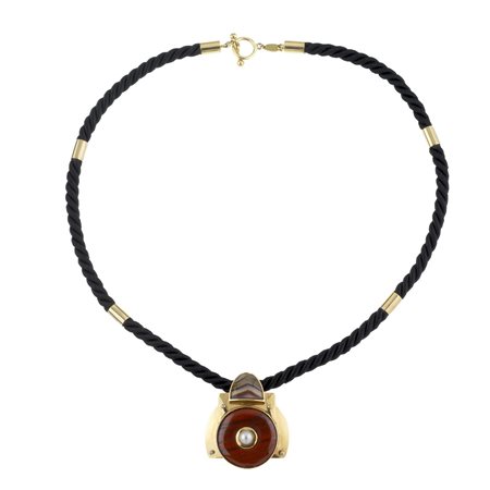 COLLANA CON PENDENTE IN ORO GIALLO, AGATA E PERLA, 1980 CIRCA il pendente di...
