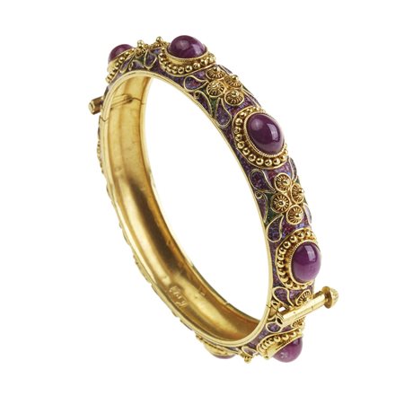 BRACCIALE IN ORO GIALLO, RUBINI E SMALTI realizzato a cerchio in oro 18 kt,...