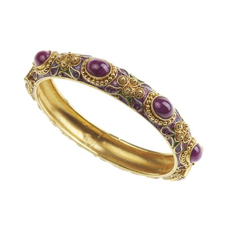 BRACCIALE IN ORO GIALLO, RUBINI E SMALTI realizzato a cerchio in oro 18 kt,...