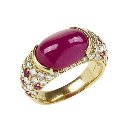 ANELLO IN ORO GIALLO, RUBINI E DIAMANTI al centro un rubino di forma ovale...