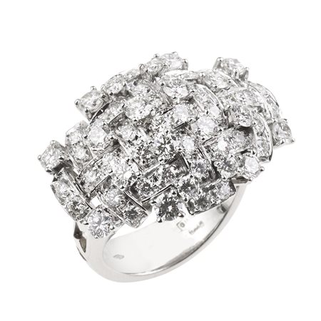 ANELLO IN ORO BIANCO E DIAMANTI realizzato a fascia e diamanti di forma...